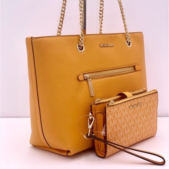 Michael Kors Medium
Tote Bag
Leather and DoubleZip
Wallet Set HONEYCOMB - Picture 3 of 14